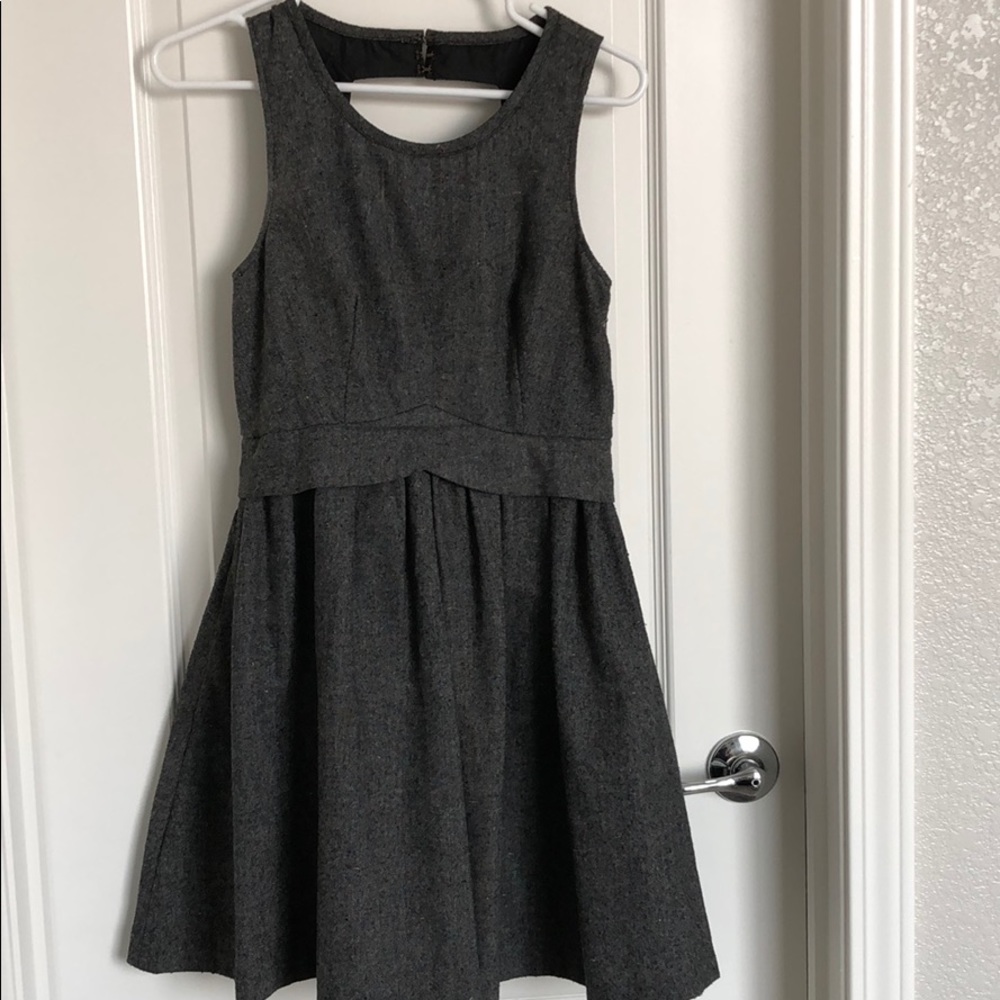 Cute little pocketed dress! Cutout in back, lined